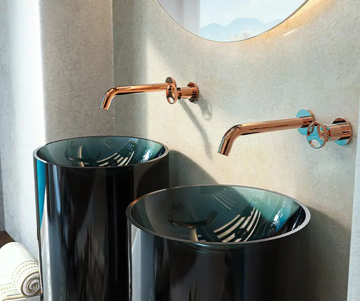 moderne, freistehende Waschbecken aus dunklem Glas mit Kupfer-Armatur