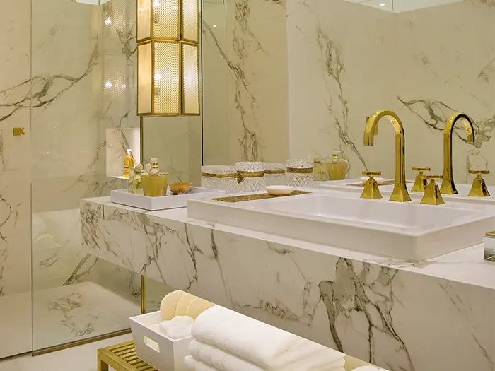 Luxus-Badezimmer mit Marmor- und Goldakzenten von Cosentino mit der Rieger – Ihre Bäderschmiede