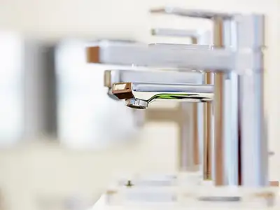 moderne, schlichte Waschbecken-Armatur von der Rieger – Ihre Bäderschmiede