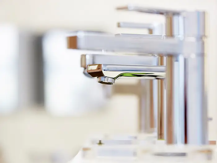 moderne, schlichte Waschbecken-Armatur von der Rieger – Ihre Bäderschmiede