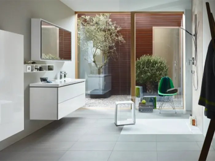 modernes, helles Badezimmer von Duravit mit der Rieger – Ihre Bäderschmiede